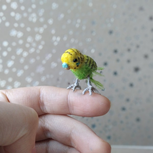 Green miniature wavy parrot mini crochet bird for doll dollhouse pet realistic toy