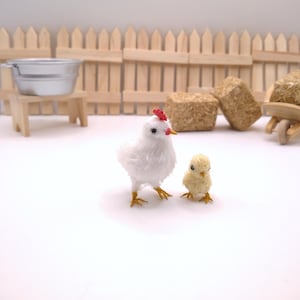 Miniature Crochet Hen and Chicken: Dollhouse Collectible Toy