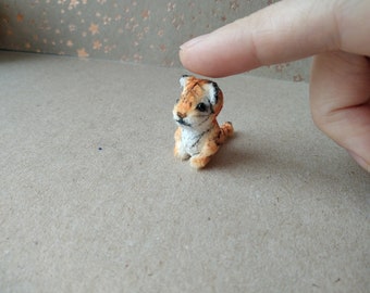 Mikrominiatur weiche Tiger-Häkelkatze als Geschenk für Puppenhaus-Haustier-Interieurspielzeug