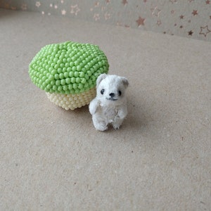 Miniatur-Eisbär gehäkelt, weißer Bär für Puppen-Interieur, Spielzeug, Puppenhaus, Haustier, kleines Sammlertier als Geschenk