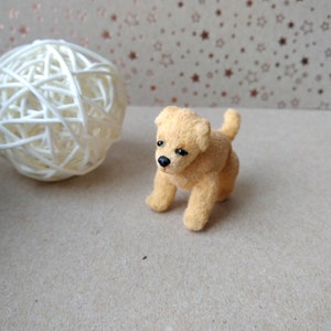 Gehäkelter Miniatur-Welpe, handgemachtes Puppenhaus-Spielzeug, gelber Hund, Sammlerstück, Mini-Stoffhund