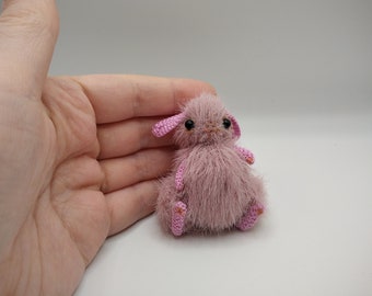 Conejito rosa de ganchillo en miniatura, mini amigurumi, conejo coleccionable hecho a mano, mascota para casa de muñecas
