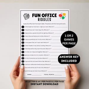 以下が含まれることがあります： 「FUN OFFICE RIDDLES」のテキストと一連のなぞなぞが書かれた白い紙。紙には「1 OR 2 GAMES PER PAGE」と「ANSWER KEY INCLUDED」の文字が含まれています。その紙は両手で持たれています。