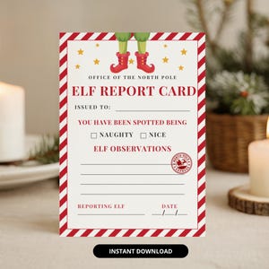 Może przedstawiać: Prostokątna karta z napisem ELF REPORT CARD i czerwono-białą ukośnie paskowaną ramką. Karta zawiera zielone nogi elfa w czerwonych butach, żółte gwiazdki oraz pola tekstowe na imię, status, obserwacje i datę.