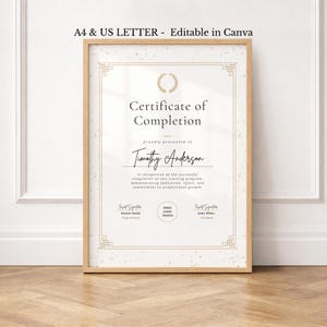 Può includere: Un modello verticale di certificato di completamento in una cornice di legno chiaro. Il documento presenta un'icona a corona d'alloro dorata, il testo "Certificate of Completion", "Timothy Anderson" e segnaposti per firme e loghi.