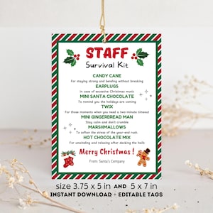 以下が含まれることがあります： 赤と緑のボーダーが付いた長方形のクリスマス用タグ。「STAFF Survival Kit」と書かれており、キャンディケイン、耳栓、ホットチョコレートミックスなどのアイテムがリストされています。「Merry Christmas!」の文字も表示されています。