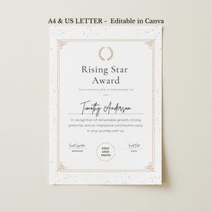 Könnte beinhalten: Eine weiße Zertifikatsvorlage mit goldenem geometrischen Rand und gesprenkelter Textur. Sie enthält den Text Rising Star Award, ein Lorbeerkranz-Symbol sowie Platzhalter für Name, Unterschrift, Datum und Logo. Beschriftet mit A4 & US LETTER - Editable in Canva.