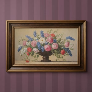 K&ouml;nnte beinhalten: Ein gerahmtes Gem&auml;lde mit einem Strau&szlig; aus rosa, wei&szlig;en und blauen Blumen in einer dunkelbraunen Vase. Die Blumen sind symmetrisch angeordnet und von gr&uuml;nen Bl&auml;ttern umgeben. Das Gem&auml;lde ist vor einem gestreiften Hintergrund platziert.