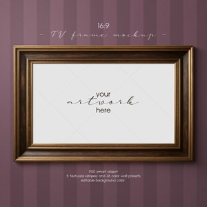 K&ouml;nnte beinhalten: Ein goldfarbener Bilderrahmen mit einem dunkelbraunen Holzinnenraum, der an einer gestreiften lila Wand h&auml;ngt. Der Rahmen ist leer und tr&auml;gt den Text "your artwork here" in schwarzer Kursivschrift. Der Text "16:9 - TV frame mockup -" ist oben im Bild in Schwarz geschrieben. Der Text "PSD smart object 5 textures(+stripes) and 36 color wall presets editable background color" ist unten im Bild in Schwarz geschrieben.