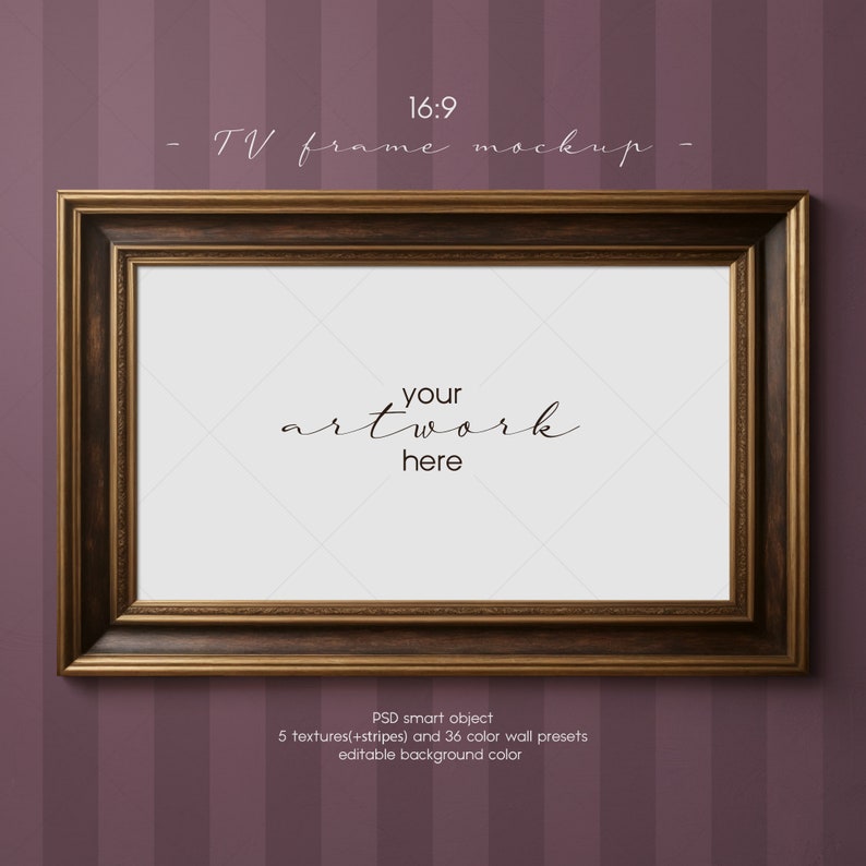 K&ouml;nnte beinhalten: Ein goldfarbener Bilderrahmen mit einem dunkelbraunen Holzinnenraum, der an einer gestreiften lila Wand h&auml;ngt. Der Rahmen ist leer und tr&auml;gt den Text "your artwork here" in schwarzer Kursivschrift. Der Text "16:9 - TV frame mockup -" ist oben im Bild in Schwarz geschrieben. Der Text "PSD smart object 5 textures(+stripes) and 36 color wall presets editable background color" ist unten im Bild in Schwarz geschrieben.