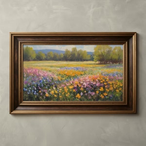 K&ouml;nnte beinhalten: Ein gerahmtes &Ouml;lgem&auml;lde, das ein Feld mit Wildblumen in Gelb-, Lila- und Rosat&ouml;nen zeigt. Die Blumen stehen in voller Bl&uuml;te und im Hintergrund ist eine Landschaft mit B&auml;umen und blauem Himmel zu sehen.