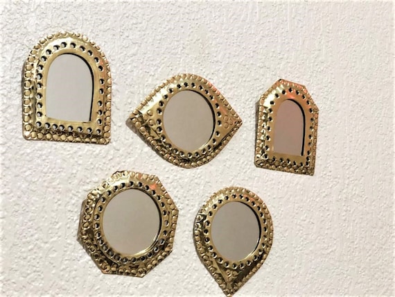 Specchio da parete dorato, piccoli specchi per la decorazione della parete, piccolo  specchio da parete in ottone, piccolo specchio decorativo - Etsy Italia