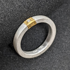 3 mm breiter Ring aus Feinsilber mit einer Applikation aus 750 Gold und einem weißen Diamant