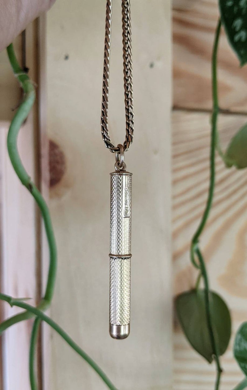 This rare 9K solid gold retractable toothpick—a unique and sophisticated blend of functionality and refinement. making a perfect gifts for luxury EDC (everyday carry) enthusiasts, or those who appreciate unconventional fine jewelry. This handcrafted piece merges discreet utility with old-world craftsmanship.  An unforgettable conversation starter for fans of unique gadgets, historical pocket accessories.