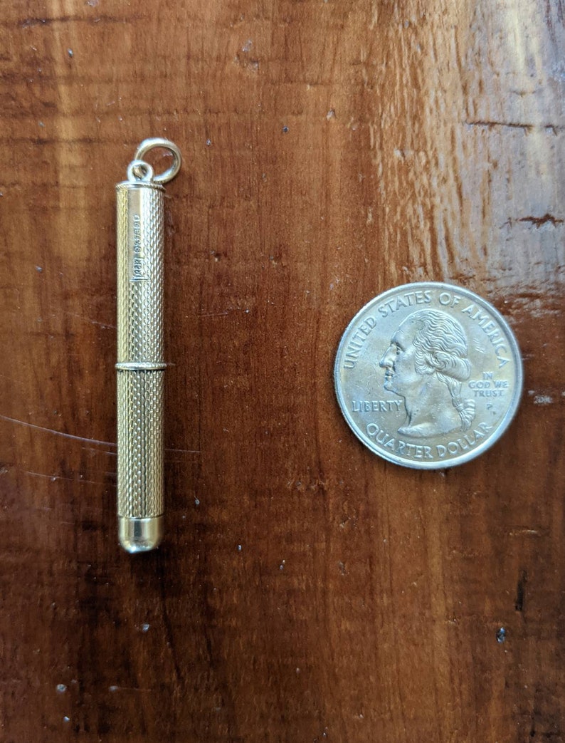This rare 9K solid gold retractable toothpick—a unique and sophisticated blend of functionality and refinement. making a perfect gifts for luxury EDC (everyday carry) enthusiasts, or those who appreciate unconventional fine jewelry. This handcrafted piece merges discreet utility with old-world craftsmanship.  An unforgettable conversation starter for fans of unique gadgets, historical pocket accessories.