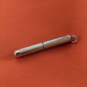 This rare 9K solid gold retractable toothpick—a unique and sophisticated blend of functionality and refinement. making a perfect gifts for luxury EDC (everyday carry) enthusiasts, or those who appreciate unconventional fine jewelry. This handcrafted piece merges discreet utility with old-world craftsmanship.  An unforgettable conversation starter for fans of unique gadgets, historical pocket accessories.