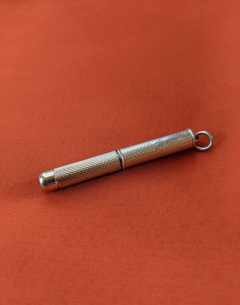 This rare 9K solid gold retractable toothpick—a unique and sophisticated blend of functionality and refinement. making a perfect gifts for luxury EDC (everyday carry) enthusiasts, or those who appreciate unconventional fine jewelry. This handcrafted piece merges discreet utility with old-world craftsmanship.  An unforgettable conversation starter for fans of unique gadgets, historical pocket accessories.