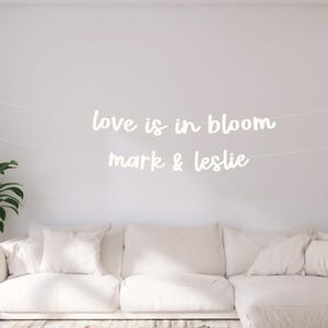 L&#39;amour est en fleurs nom personnalisé bannière - douche nuptiale Bloom - toile de fond photo Bachelorette Bloom - panneau personnalisé personnalisé