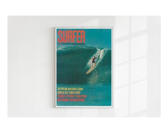 Puede incluir: Una portada de revista vintage de Surfer con un surfista montando una ola. La portada presenta el texto "SURFER" en rojo y blanco, y el texto "THE PIPELINE with Greg Noll & Storer HONOLULA BAY / SOUTH AFRICA" en amarillo y negro.