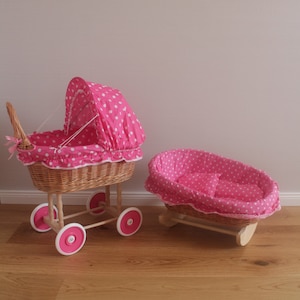 Poppenwagen van riet met kussen en deken plus poppenwieg met kussen en deken rieten mand houten speelgoed kinderspeelgoed