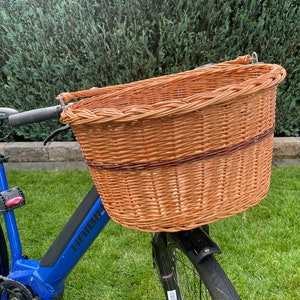 Kosz rowerowy na kierownicę rowerową wykonany z wikliny. Kosz wiklinowy. Kosz dla psa. Kosz na kierownicę. Kosz na zakupy. Kosz rowerowy
