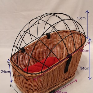 Puede incluir: Cesta de mimbre para bicicleta con una jaula de metal negro y un coj&iacute;n rojo en el interior. La cesta mide 26 cm de ancho, 37 cm de largo y 24 cm de alto. La jaula a&ntilde;ade 16 cm de altura. La cesta mide 50 cm de largo en la base y est&aacute; etiquetada como XXL.