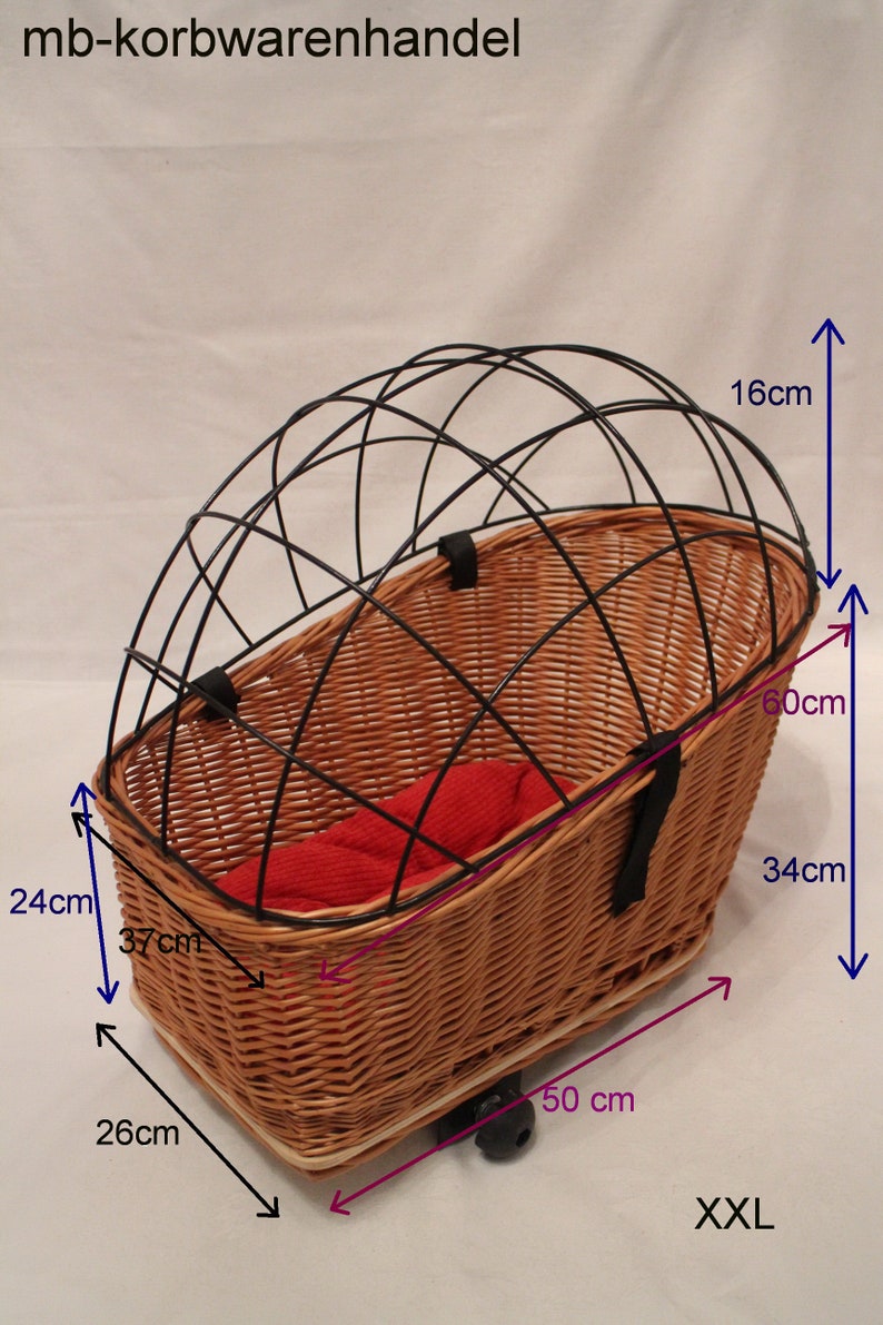 Puede incluir: Cesta de mimbre para bicicleta con una jaula de metal negro y un coj&iacute;n rojo en el interior. La cesta mide 26 cm de ancho, 37 cm de largo y 24 cm de alto. La jaula a&ntilde;ade 16 cm de altura. La cesta mide 50 cm de largo en la base y est&aacute; etiquetada como XXL.