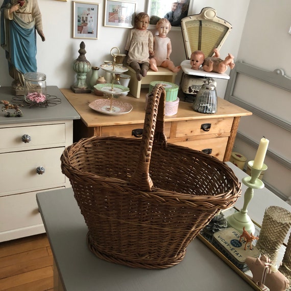Beautiful basket, shopping basket, picnic basket,