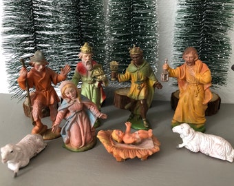 Uralte Krippe, alte Krippenfiguren, Krippe, Krippenfiguren, Jesus, Jesukind, Maria und Josef, Jahreszeitentisch, Weihnachtsdeko, Weihnachten