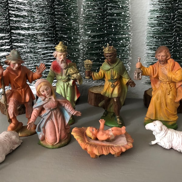 Uralte Krippe, alte Krippenfiguren, Krippe, Krippenfiguren, Jesus, Jesukind, Maria und Josef, Jahreszeitentisch, Weihnachtsdeko, Weihnachten