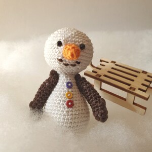Crochet Bonhomme de neige fait main, Bonhomme de neige porte-clés, Sculpture douce, décoration de pépinière, cadeau