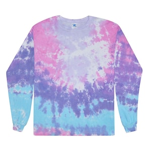 Może przedstawiać: Koszulka z długim rękawem w stylu tie-dye w odcieniach różowego, niebieskiego i fioletowego. Koszulka ma wirujący wzór i luźny krój.