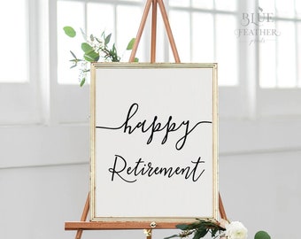 Op de afbeelding: Een verticaal rechthoekig bord met een gouden lijst op een houten ezel. Het witte bord bevat de zwarte tekst "happy" in een cursief handschrift en het woord "Retirement" in een bijpassend zwart cursief lettertype eronder gecentreerd.