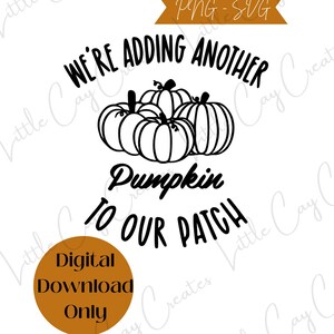 Può includere: Un design digitale con un gruppo di zucche e il testo "We're Adding Another Pumpkin to Our Patch." Include il testo "PNG - SVG" e "Digital Download Only". Il design è in nero e arancione.