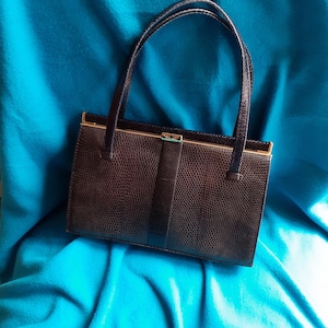 Mappin and Webb vintage navy blue leather 60s bag. Suede lining.