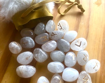 Conjunto de runas de cristal de cuarzo con bolsa de piel de conejo