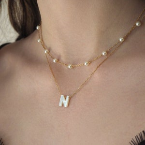 Perlmutt Buchstaben Halskette, Set aus zwei Layering Halsketten, Zierliche Perle Choker, Personalisierter Schmuck