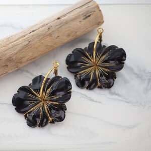 Große schwarze Blume Gold Creolen, Statement Ohrringe, Sakura Ohrringe, Bild 5