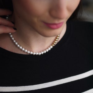 Collier demi-perle et perles d'or, cadeau longue distance pour elle, collier de perles, collier chunky d'or d'eau douce image 3