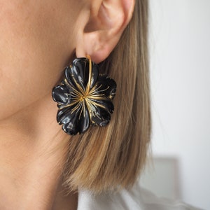 Große schwarze Blume Gold Creolen, Statement Ohrringe, Sakura Ohrringe, Bild 1