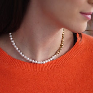 Collier demi-perle et perles d'or, cadeau longue distance pour elle, collier de perles, collier chunky d'or d'eau douce image 8