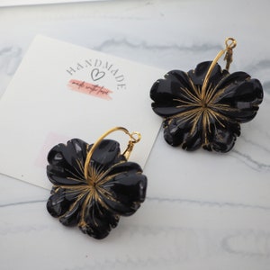 Große schwarze Blume Gold Creolen, Statement Ohrringe, Sakura Ohrringe, Bild 6
