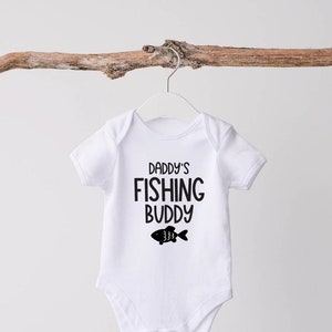 Compañero de pesca de papá (SVG), SVG de pesca, SVG de bebé, SVG de traje de bebé, SVG de padre e hijo, SVG del Día del Padre, SVG de bebé niño, SVG de pescador, mono de niño
