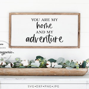 Eres mi hogar y mi aventura SVG, San Valentín SVG, Matrimonio SVG, Letrero de dormitorio SVG, Letrero de boda SVG, Pareja diciendo SVG, Romántico SVG