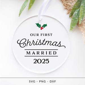 Il nostro primo Natale sposato SVG, ornamento natalizio SVG, decorazioni natalizie SVG, Natale in fattoria SVG, regalo di nozze SVG, cuscino, cartello, tazza