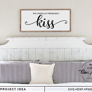 We moeten waarschijnlijk kussen SVG, Valentijnsdag svg, huwelijk SVG, jonggehuwde svg, boven het bed teken svg, paar svg, bruiloft svg, slaapkamer teken