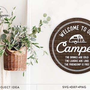 Bem-vindo ao nosso camper svg, trailer de viagem svg, camping svg, brinquedo fofo rv svg, bumper pull campsite, camper svg, camping shirt svg, família svg