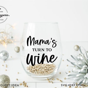 Au tour de maman de boire du vin Svg, maman svg, svg verre à vin, vin drôle disant svg, vie de maman svg, svg gobelet, drôle maman svg, svg citation de vin, maman carburant