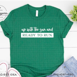 Up mit der Sonne und bereit zu laufen SVG | Läufer Geschenk, Laufshirt, Geschenk für Läufer, Laufschild, Laufmütze svg, Laufhose