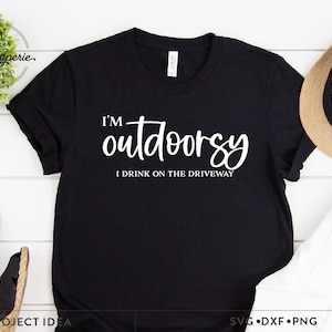 ik ben buiten ik drink op de oprit SVG, wijn svg, lente svg, boerderij teken svg, oprit teken svg, lente shirt svg, lente houten teken